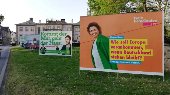Wahlkampf: &Uuml;berall h&auml;ngen die Plakate der gro&szlig;en Parteien - wie hier am Schloss Stietencron. - &copy; Vera Gerstendorf-Welle