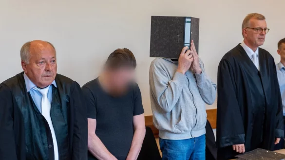 Verteidiger J&uuml;rgen Bogner (von links), Mario S., Andreas V. und Verteidiger Johannes Salmen im Saal 165 des Detmolder Landgerichts. - &copy; Jannik Stodiek