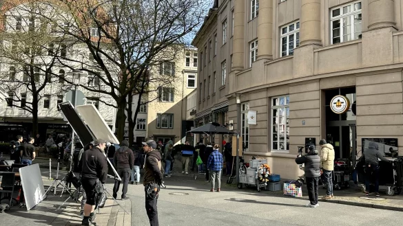 Die Crew der Disney+-Serie "Habibi Baba Boom" drehte am Mittwochmorgen, 26. April, am Emil-Gro&szlig;-Platz in Bielefeld. - &copy; Stefan Becker