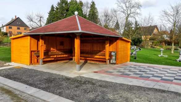 Die Schutzh&uuml;tte auf der Siekwiese hat die Dorfgemeinschaft Humfeld um einen Anbau erweitert. Auch Gro&szlig;feld-Schach ist hier nun m&ouml;glich. Zudem sind unweit des Unterstands f&uuml;nf Trimmger&auml;te installiert worden. - &copy; J&uuml;rgen Reese