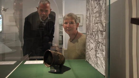 Dr. Albert H&uuml;ser und Dr. Vera L&uuml;pkes vor einem Jagdhorn, das dank der Hilfe des Freundeskreises des Museums finanziert werden konnte. - &copy; Katrin Kantelberg