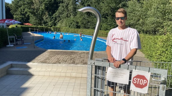 Badeaufsicht Henrik Schulze lobt die Disziplin der kleinen und großen „Pfützen"-Gäste, den Anweisungen und Corona-Einschränkungen Folge zu leisten. - © Sandra Castrup