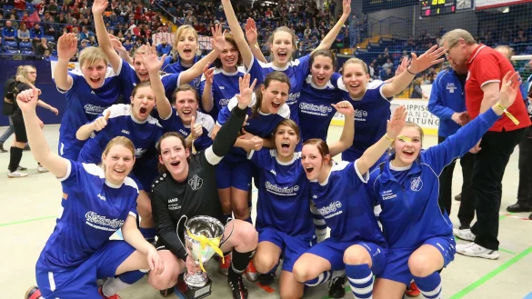 2017 schafft der TSV Sabbenhausen das Wunder von Lemgo. Das Team: (hinten von links) Anja Heptner, Nicole Heptner, Jasmin Ohms, Patricia Biastoch, Kira Milutinovic, Lisa Schlepper, Vanessa T&ouml;lle, (Mitte von links) Gina Milutinovic, Faye Oakley, Katharina Meyer-Reker sowie (vorne von links) Tessa Rehberger, Henrike Kr&auml;ft, Janett Dudziak, Sina M&uuml;ller und Chantal Becker. - &copy; Paul Cohen(LZ)