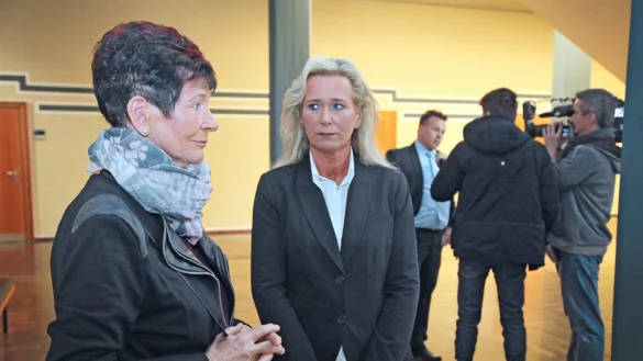Anspannung auf dem Gerichtsflur: Die 73-j&auml;hrige Marianne Schaak und Tochter Sonja k&ouml;nnen den Verhandlungsbeginn am Detmolder Landgericht kaum abwarten. Im Hintergrund gibt ihr Anwalt Dr. Peter Gellner TV-Interviews. - &copy; Vera Gerstendorf-Welle