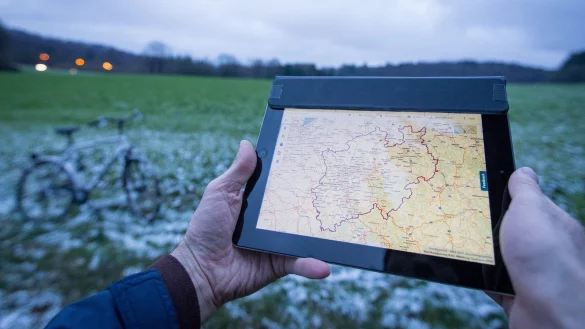 Auf dem Tablet zu sehen: Die geografische NRW-Karte - &copy; dpa