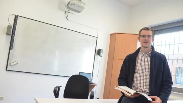 Keine gew&ouml;hnliche Schule: Der Lehrer Frank Rotzoll unterrichtet auch M&ouml;rder. - &copy; Alexander Lange