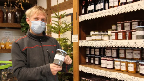 Im Hofladen von Werner Klemme und seiner Familie gibt es den Mohn auch zu kaufen. - &copy; Nadine Uphoff
