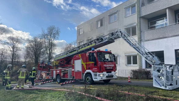 Das Feuer ist gel&ouml;scht, die Einsatzkr&auml;fte m&uuml;ssen die Fassade des Geb&auml;udes aufrei&szlig;en, um auf m&ouml;gliche Glutnester pr&uuml;fen zu k&ouml;nnen. - &copy; FreitagTV/Stock