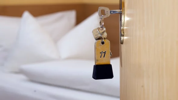Ein Schl&uuml;ssel steckt in einer Hotelzimmert&uuml;r - &copy; Foto: Swen Pf&ouml;rtner/dpa/dpa-tmn