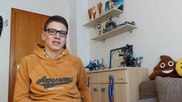 Max Pamp sitzt seit gut einem Jahr im Rollstuhl. In seinem Zimmer hat er noch Pokale und Andenken an seine Sportlerzeiten stehen. - &copy; Alexandra Schaller