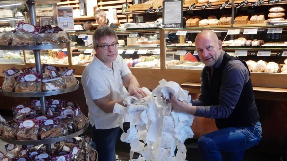 Alfred und J&ouml;rg Meffert (von links) zeigen, was so an einem halben Tag in einer Filiale an Bons zusammenkommt. Gestern hat das Bundeswirtschaftsministerium signalisiert, dass bei der Belegausgabepflicht nachgebessert wird. - &copy; Astrid Sewing