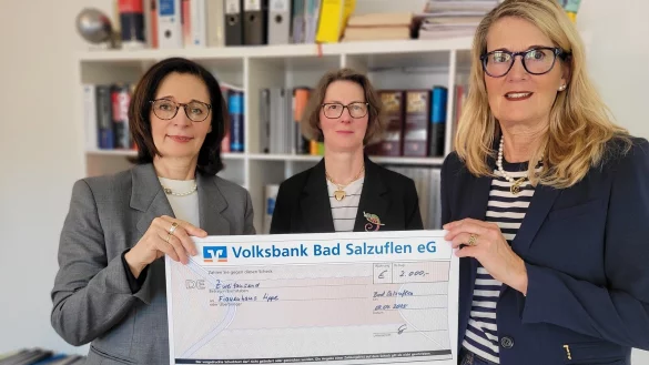 Anja Koring, Präsidentin Inner Wheel Club Lemgo-Bad Salzuflen (links) und ihre Stellvertreterin Ina Schröder (rechts) freuen sich, Steffi Nowak-Thormälen vom Frauenhaus Lippe 2000 Euro spenden zu können. - © Katrin Kantelberg