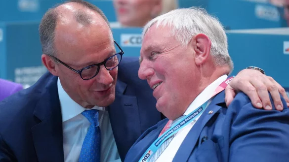 CDU-Chef Friedrich Merz will am Montag vorstellen, welche Personen seinem nächsten Bundeskabinett angehören werden. Karl-Josef Laumann (r.) wird wohl nicht dazu gehören. - © picture alliance / Flashpic