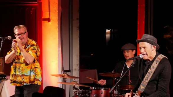 Dieter Kropp (Bluesharp), Jan Koeckstadt (Schlagzeug) und Abi Wallenstein (Gesang, Gitarre) heizen ein. - &copy; Thomas Kr&uuml;gler