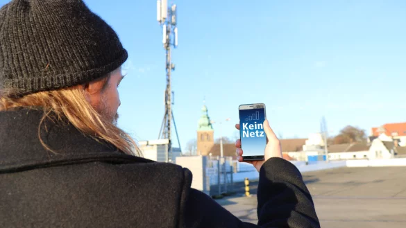 Der O2-Sendemast auf dem obersten Deck des Parkhauses Ostertor ist seit August 2019 offenbar nicht mehr voll funktionst&uuml;chtig. Den Grund f&uuml;r die St&ouml;rung kann sich der Anbieter nicht hundertprozentig erkl&auml;ren. - &copy; Foto: Alexandra Schaller/Montage: Oliver Wendtland