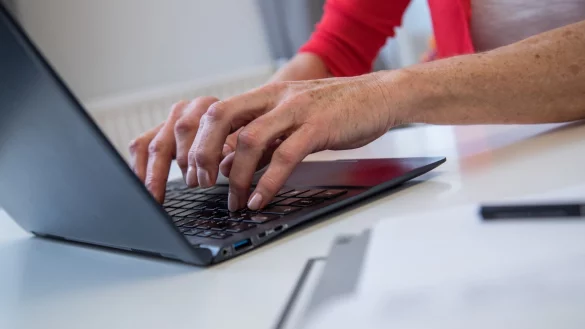 Arbeiten am Laptop - &copy; Foto: Christin Klose/dpa-tmn