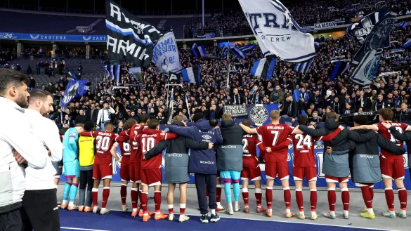 Arminia Bielefeld feiert mit den Fans einen gegl&uuml;ckten Jahresabschluss im Berliner Olympiastadion. - &copy; IMAGO/Nordphoto