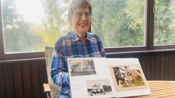 Helmut Lehmann (85) zeigt in einem Fotoalbum alte Aufnahmen des Gutshauses Alt Wunneschin in Pommern. Im Sommer 1981 war er noch mal in seiner alten Heimat. - &copy; Silke Buhrmester