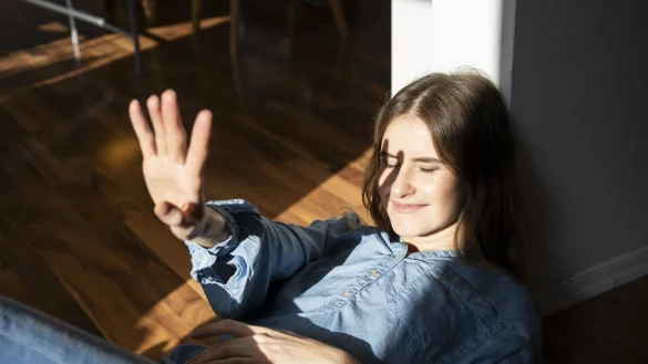 Eine Frau genießt die Sonnenstrahlen – ein natürlicher Weg, um den Vitamin-D-Spiegel zu erhöhen. Im Winter geht das in unseren Breitengraden nicht. Viele Menschen sorgen sich deshalb vor einem Mangel. - © picture alliance / Westend61