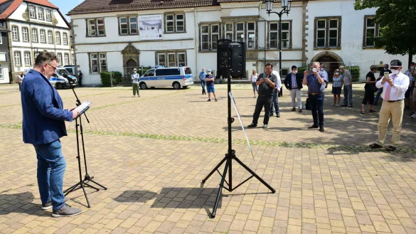 Rede von Klaus Lange auf dem Marktplatz. - &copy; Nicole Ellerbrake