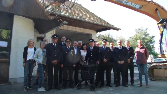 Vertreter der L&ouml;schgruppe Talle, der Verwaltung und Politik stellen sich f&uuml;r ein letztes Foto vor dem alten Feuerwehrger&auml;tehaus auf, bevor es abgerissen wird. - &copy; Nadine Uphoff