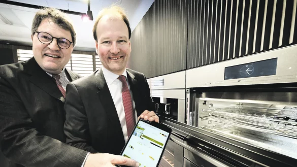 Fernbedienung am Tablet: Reinhard Zinkann (l.) und Markus Miele zeigen Funktionen der neuen Ger&auml;tegeneration. - &copy; Andreas Fr&uuml;cht