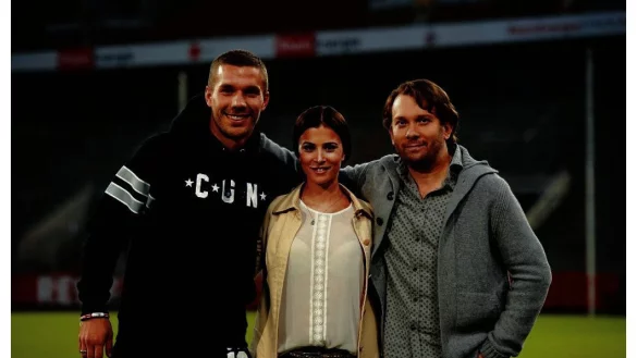 Neuerdings Kollegen: Lukas Podolski (l.), Aylin Tezel und Christian Ulmen. W&auml;hrend die Schauspieler in andere Rollen schl&uuml;pfen, mimt der Fu&szlig;ballspieler im Kinofilm "Macho Man" sich selbst. - &copy; ConradFilm/ Bavaria Pictures/ Bernd Spauke
