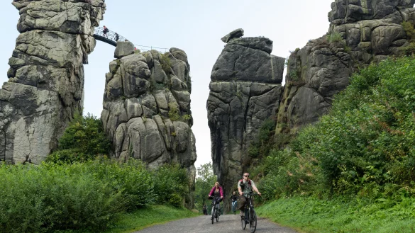 Nicole Rempe hat dieses Foto in ihrem Blogg ver&ouml;ffentlicht. Sie findet es spannend, dass das gro&szlig;e  Monument am Wegekreuz steht und f&uuml;r Touristen zug&auml;nglich ist. Sie gehen oben &uuml;ber die Br&uuml;cke oder fahren mittendurch. - &copy; Nicole Rempe