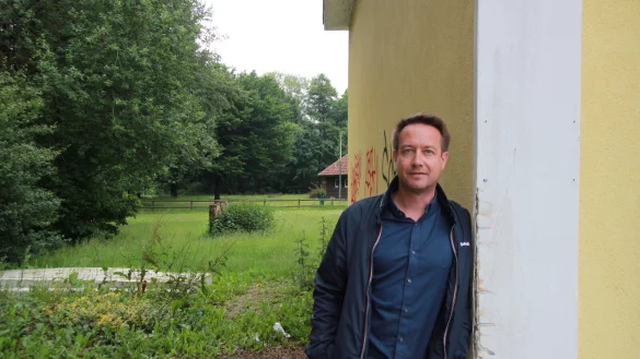 Dennis Hanning lehnt an der alten Tankstelle. Die soll als Rezeption, aber auch als Tapasbar dienen. - © Katrin Kantelberg(LZ)