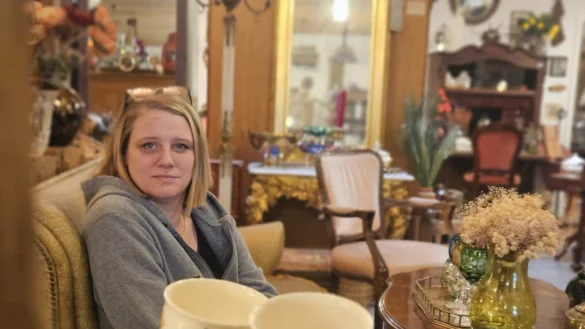 Chefin Jasmin Kuhlmann war schon als Teenager mit dabei, wenn ihr Vater hobbym&auml;&szlig;ig H&auml;user entr&uuml;mpelt hat. Von ihrer Familie inspiriert hat sich die heute 35-J&auml;hrige in der Branche selbstst&auml;ndig gemacht. Seit 2022 bietet Kuhlmann ausgew&auml;hlte St&uuml;cke in einem Ladenlokal in D&ouml;rentrup an. - &copy; Janet K&ouml;nig