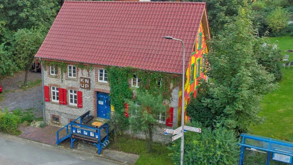 Die bunte Fassade des „Knup“ spiegelt das gesellschaftliche Selbstverständnis des soziokulturellen Zentrums wider. - © Knup
