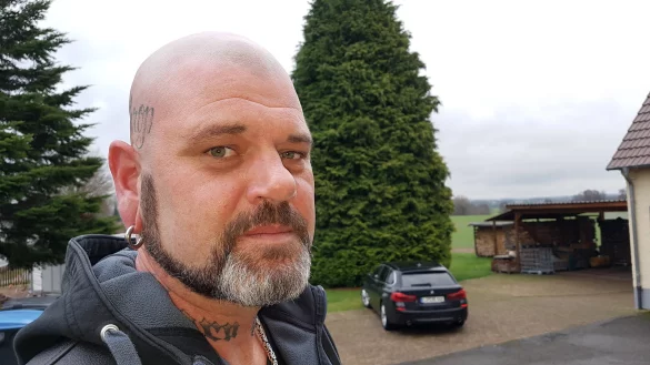 So langesam geht J&ouml;rn de la Roi die Puste aus. Der Tattoostudiobesitzer und Frittenschmied hat immer noch keine Novemberhilfe bekommen. - &copy; Marianne Schwarzer