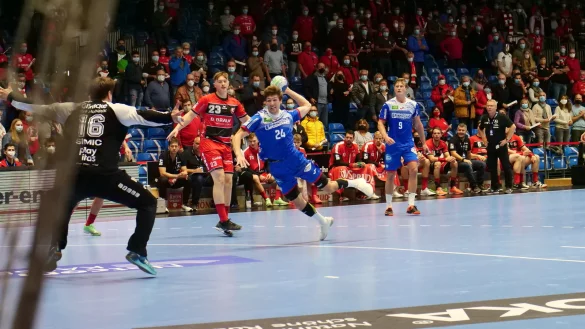 Lukas Zerbe sorgte in der 5:1-Abwehr f&uuml;r Druck und traf mit diesem Konter zum 18:22. - &copy; J&ouml;rg Hagemann