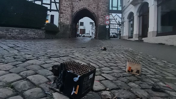 Am Donnerstagmorgen lassen sich noch einige Überreste von der Silvesternacht finden. Hier, vor dem Niederntor, war das Zünden von Feuerwerkskörpern erlaubt. Einige Meter weiter, auf der anderen Seite des Niederntors, jedoch nicht mehr. - © Marianne Schwarzer