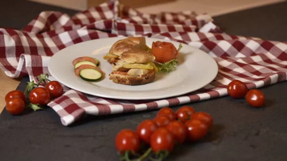 Lippischer Strohsemmel-Burger: Hierzu passt ein frischer Gurkensalat. - © Vera-Gerstendorf-Welle