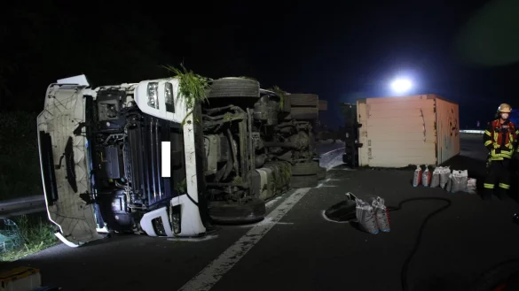 Der umgest&uuml;rzte Gliederzug liegt auf der Autobahn 2 kurz vor der Rastst&auml;tte Lipperland Nord. Die Feuerwehr Bad Salzuflen ist mit rund 30 Einsatzkr&auml;ften vor Ort. - &copy; Feuerwehr Bad Salzuflen/Daniel Hobein
