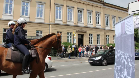 Auch beim 20. Prozesstag ist die Reiterstaffel aus Dortmund angereist, um den Bereich vor dem Landgericht in Detmold abzusichern. - &copy; Astrid Sewing