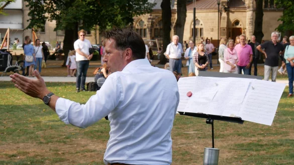 "Dieser Platz ist f&uuml;r alle da." B&uuml;rgermeister Frank Hilker bei der offiziellen Er&ouml;ffnung des neuen Kaiser-Wilhelm-Platzes. - &copy; Thomas Kr&uuml;gler