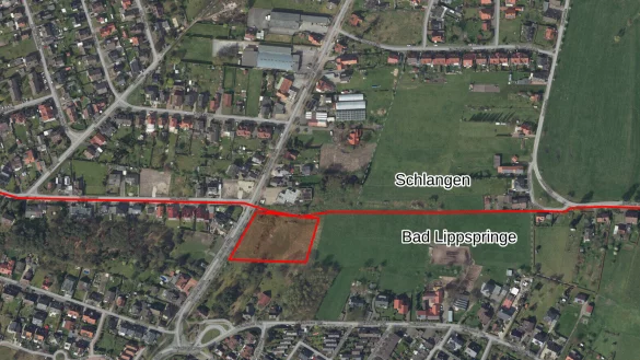 An der rot markierten Stelle - direkt an der Grenze der Gemeinde Schlangen zur Stadt Bad Lippspringe - schlägt das Einzelhandels- und Zentrenkonzept einen Super- und einen Drogeriemarkt vor. - © Geodaten NRW/TIM-Online