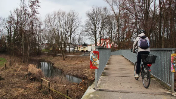 St&uuml;ck f&uuml;r St&uuml;ck: Bis kurz hinter die Br&uuml;cke am Regenstorplatz reicht der Abschnitt, den die Stadt als n&auml;chstes beim Hochwasserschutz angehen m&ouml;chte. Im Anschluss soll dann die Fl&auml;che bis zur Pagenhelle folgen. Auf gut 800 Metern soll in den an die Bega angrenzenden Wiesen eine gro&szlig;e Flutmulde entstehen. Foto: Katrin Kantelberg - &copy; Katrin Kantelberg