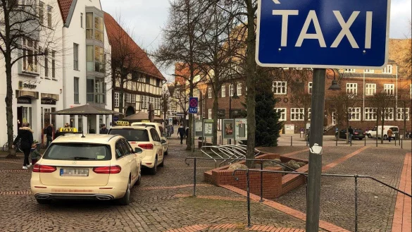 Taxis m&uuml;ssen am Salzhof mit begrenztem Platz auskommen. Seit Beginn des Verkehrsversuchs k&ouml;nnen in der speziellen Haltezone nur bis zu vier Autos gleichzeitig auf Kunden warten. - &copy; Thomas Reineke