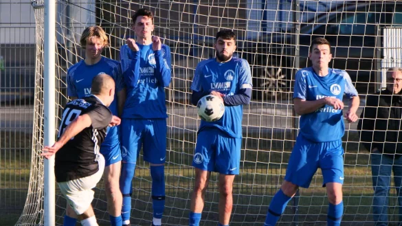 Ein gefährlicher Freistoß von Jan Schönwälder, der den Ball über die Lemgoer Henrik Hesse, Fabio Hildebrand, Selim Blagajcevic und Jannis Wehmeier zirkelt. - © Jörg Hagemann