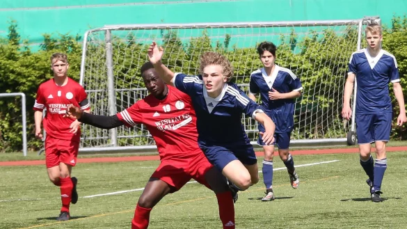 Im freien Fall: Lemgos Leon Hartwig (rechts) kommt im Zweikampf mit Modou Fall von Fichte Bielefeld zu Fall. - © Paul Cohen