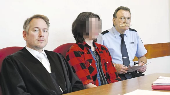 Der wegen Totschlags angeklagte Oerlinghauser sitzt zwischen seinem Verteidiger Carsten Ernst aus Bielefeld und dem Justizbeamten Reinhard Kleesiek. - © Gunter Held