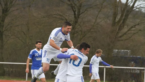 Große Freude: Yusuf Tumani vom SC Bad Salzuflen springt auf seine Teamkollegen Patrick Reinsch und Bünyamin Atasayar. Im Hintergrund: Kapitän Tim Jahn (von links). - © Sebastian Lucas
