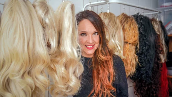 Comedian Carolin Kebekus, steht zwischen Per&uuml;cken. Die erste Ausgabe ihrer neuen "Die Carolin Kebekus Show" lief am 21. Mai. - &copy; Mumpi Kuenster/WDR/dpa