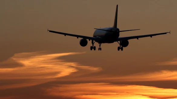 Flugzeug im Landeanflug - &copy; Foto: Kevin Kurek/dpa