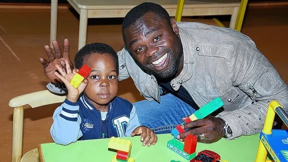 Ex-Fu&szlig;ball-Nationalspieler Gerald Asamoah besucht Makuo (3) im Herz- und Diabetiszentrum, um sich pers&ouml;nlich von seiner Genesung zu &uuml;berzeugen. - &copy; FOTO: LISA DR&Ouml;GEMEIER