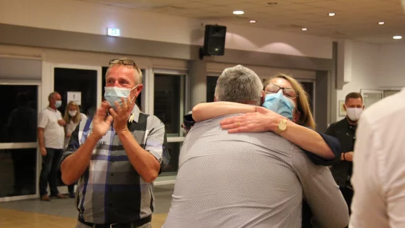 Susanne Kleemann (CDU) jubelt &uuml;ber den Einzug in die Stichwahl und nimmt Gratulationen entgegen. - &copy; Seda Hagemann