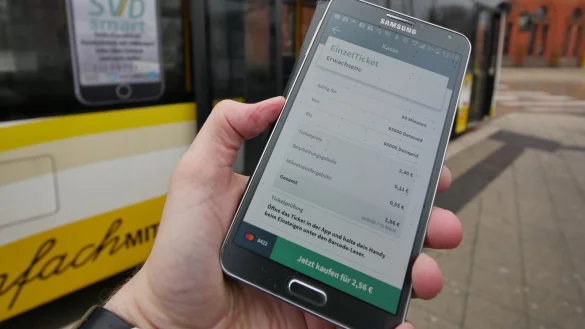 Mit der neuen App &bdquo;SVDsmart" bietet die Stadtverkehrsgesellschaft per Smartphone buchbare Fahrkarten an. 4,9 Prozent des Fahrpreises fallen zus&auml;tzlich als Bearbeitungsgeb&uuml;hr an, plus 5 Cent Mikrotransfergeb&uuml;hr. Das wird &uuml;bersichtlich aufgelistet. - &copy; Jost Wolf